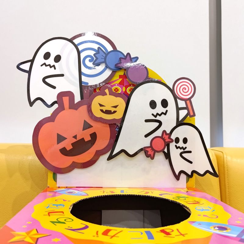 子ども向けの飴つかみ取りコーナーに展示中のハロウィンPOP